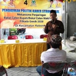 Ketua DPD Golkar Gresik Ahmad Nurhamin menyosialisasikan strategi menghadapi Pilbup Gresik. foto: SYUHUD/ BANGSAONLINE