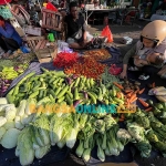 Simak daftar harga sembako Jateng hari ini. Foto: Sulthon/Bangsaonline.