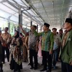 Bupati Muhdlor meninjau stan-stan Grosir Sayur Pasar Porong usai acara peresmian, Minggu (19/11).