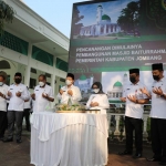 Bupati Jombang Mundjidah Wahab bersama Sekdakab Jombang serta kepala OPD saat doa bersama pencanangan renovasi Masjid Baiturrahman.