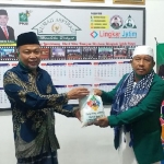 H. Syafiuddin Asmoro memberikan bantuan sembako secara simbolis kepada Ketua MWCNU Kecamatan Modung Abdul Jalil Thalha di Rumah Aspirasi, Jum