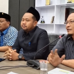 Pimpinan DPRD Gresik saat memberikan keterangan pers. foto: SYUHUD/ BANGSAONLINE