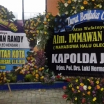 Karangan bunga dari Kapolres Blitar Kota dan Kapolda Jatim.