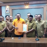 Foto bersama usai pembekalan Camat dan penunjukan Pj Sekda oleh Bupati Situbondo.