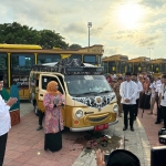 Gubernur Jatim bersama Bupati Lindra saat melaunching Bus Si Mas Ganteng generasi kedua di Alun-alun Tuban pada bulan Ramadan lalu.
