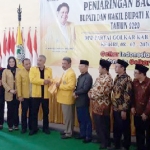 Ketua DPD Partai Golkar Kabupaten Kediri, Drs. Sigit Sosiawan, S.E. saat menyerahkan berkas kepada Maulila Usman yang Wakil Sekretaris DPD Partai Golkar Jawa Timur.