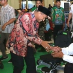 Wakil Bupati Achmad Fauzi menyalami salah satu tama pada pembukaan RAT Paripurna XVI dan Expo Produk Unggulan Anggota BMT NU Jawa Timur di Gedung Graha Adi Poday, Sabtu (15/02).