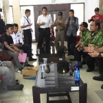 Pertemuan perwakilan mahasiswa dengan Bagian Pemerintahan Moh. Djamil, Kepala Bakesbangpol Bambang Hariyono, dan Kapolres Jember AKBP Alfian Nurrizal.