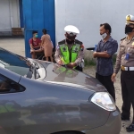 Mobil travel saat diberhentikan petugas saat melintas di Jalan Raya Jimbe, Kecamatan Kademangan, Kabupaten Blitar, Kamis (14/5/2020).