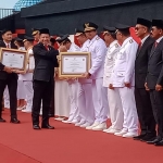 PRESTASI PEMBANGUNAN: Bupati Sidoarjo Ahmad Muhdlor Ali saat menerima penghargaan dari Kemendagri RI pada Peringatan Hari Otoda XXVII-2023, di Kota Makassar, Sabtu (29/4/2023).