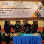 Ketua Prodi Peternakan Universitas Nusantara PGRI Kediri, Sapta Andaruisworo, saat melakukan penandatangan MoU. Foto: MUJI HARJITA/BANGSAONLINE