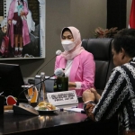 Wali Kota Batu Hj. Dewanti Rumpoko memberikan arahan sebelum penandatanganan NPHD non-tahapan pemilu.