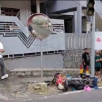 Kondisi kendaraan yang dikemudikan oleh warga asal Surabaya yang diduga alami rem blong di di Jalur Klemuk, Songgoriti, Kota Batu, Rabu (25/3/2025). Foto: Ist.