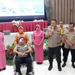 Bripka Andreas Dwi Anggoro (memakai kursi roda) mendapat piagam penghargaan dari Kapolda Jatim, Irjen Pol Luki Hermawan, Jumat (30/11).