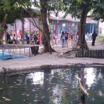 Pengunjung saat memadati Wisata Batas Kampung, Surabaya.