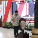 Bupati Kediri Hanindhito Himawan Pramana saat membuka acara dengan memukul gong. (foto: ist)