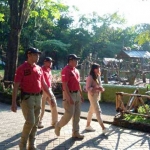 Tim Anti Bandit saat patroli di dalam KBS. foto: Abidin suarasurabaya.net