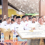 Bupati Pungkasiadi (tengah) bersama Kepala Bapenda Bambang Eko Wahyudi dan mantan Camat Jetis Iwan Abdillah. 
