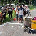 Sejumlah personel dari Satlantas Polres Blitar saat meninjau pemasangan garis kejut di Jalan Raya Gunung Betet.