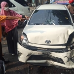 Kondisi mobil Toyota Agya usai menabrak 2 motor, 1 mobil, dan 1 pohon.