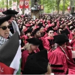 Ratusan wisudawan walk out sebagai ekspresi protes terhadap Universitas Harvard yang tidak meluluskan 13 mahasiswanya karena membela Palestina. Foto: AP Photo/detik.com