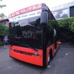 SURYA. Bus bertenaga surya iki akan resmi menjadi bus kampus ITS pada 30 November 2014 nanti. foto : nisa/bangsaonline