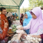 Wakil Wali Kota Madiun saat melayani masyarakat di Gerakan Pangan Murah.
