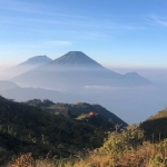 Gunung Sindoro dan Gunung Prau. Foto: Sulthon Neagara/BANGSAONLINE