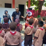 Kunjungan Pj Wali Kota Mojokerto di TPA Randegan disambut anak anak yang sedang bermain maupun belajar di area ramah lingkungan TPA Randegan