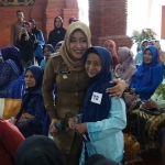 Bupati Mojokerto, Ikfina Fahmawati, saat foto bersama anggota Koperasi Kencono Wungu.