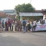 Antrean warga dalam Operasi Pasar yang digelar Disperindag Jombang. foto: RONY S/ BANGSAONLINE