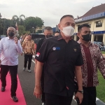 Ketua Umum PSSI, Mochamad Iriawan, dan wakilnya saat tiba di Polda Jatim.
