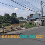 Kondisi loneng atau pembatas pengaman jembatan Bok Malang yang rusak dan mengkhawatirkan. Foto: Hendro Suhartono/BANGSAONLINE