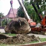 Batu alami berbentuk tokoh wayang Semar akan tiba di Alun-alun Bojonegoro, rencananya batu itu akan digunakan prasasti Alun-alun. Foto: Eky Nurhadi/BangsaOnline.com.
