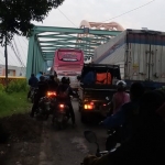 Arus lalu lintas di Jalur Pantura tepatnya di Jembatan Sembayat, Manyar, Gresik, macet dampak pengalihan arus akibat Jembatan Balun, Lamongan, ambles. Foto: Ist
