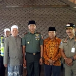 Pangdam V/ Brawijaya Mayjen TNI Arif Rahman foto bersama juru kunci makam Sunan Bonang.