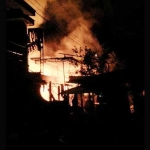 Kondisi rumah korban saat terbakar. foto: SYUHUD/ BANGSAONLINE