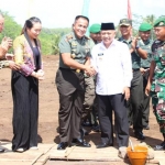 Peletakan batu pertama yang dilakukan oleh Pangdam V/Brawijaya, Mayjen TNI Wisnoe, P. B. bersama Bupati Malang Sanusi.