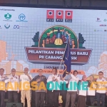 Awang Djohan Bachtiar (bawa bendera pataka) usai dikukuhkan jadi Ketua PII Gresik periode 2024-2027. Foto: SYUHUD/BANGSAONLINE