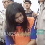 Anis (Ratu Pil Koplo) saat dihadirkan dalam pers rilis di Mapolres Jombang. foto: AAN AMRULLOH/ BANGSAONLINE