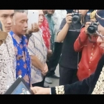 HUT Kabupaten Malang ke-1257, Bupati Rendra Kresna (kanan) sedang menyerahkan 4 penghargaan. 