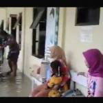 Banjir masuk ke kamar pasien Puskesmas Pragaan. foto: RAHMATULLAH/ BANGSAONLINE
