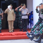 Gubernur Jatim, Panglima TNI serta Kapolri menyaksikan defile Taruna Wreda dalam Pembukaan Latsitarda XXXIX di Gedung Negara Grahadi Surabaya. Foto: ist