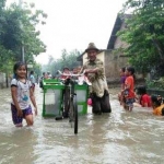 Banjir di Kota Mojokerto Dimanfaatkan bermain oleh anak-anak