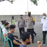 Kapolresta Sidoarjo Kombes Pol. Kusumo Wahyu Bintoro mengecek langsung pelaksanaan vaksinasi gotong royong di PT Kayu Mebel Indonesia, Kamis (8/7/2021).