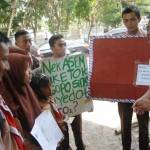 Perwakilan pelajar diterima Bupati Jombang, Nyono Suharli untuk menyerahkan surat kepedulian Pohon Asem. foto: rony suhartomo/BANGSAONLINE