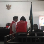 Kedua terdakwa saat konsultasi dengan penasehat hukum Posbakum Sidoarjo. foto: nanang i/ BANGSAONLINE