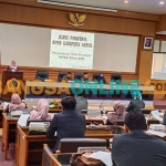 Wakil Bupati Gresik, Aminatun Habibah, saat membacakan nota APBD-P 2022 dalam Rapat Paripurna. Foto: SYUHUD/BANGSAONLINE