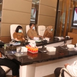 Wali Kota Pasuruan Saifullah Yusuf (Gus Ipul) didampingi perangkat daerah terkait mengikuti Rapat Koordinasi Nasional (Rakornas) Percepatan Pencegahan Stunting secara virtual di Media Command Centre (MCC) Kota Pasuruan, Senin (23/8/2021).