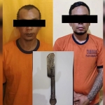 Dua pelaku pembobol rumah kosong di Gondanglegi, Kabupaten Malang, saat diamankan beserta barang bukti.